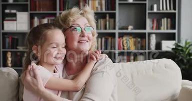 微笑的<strong>老奶奶</strong>抱着可爱的孙女看着远方的梦